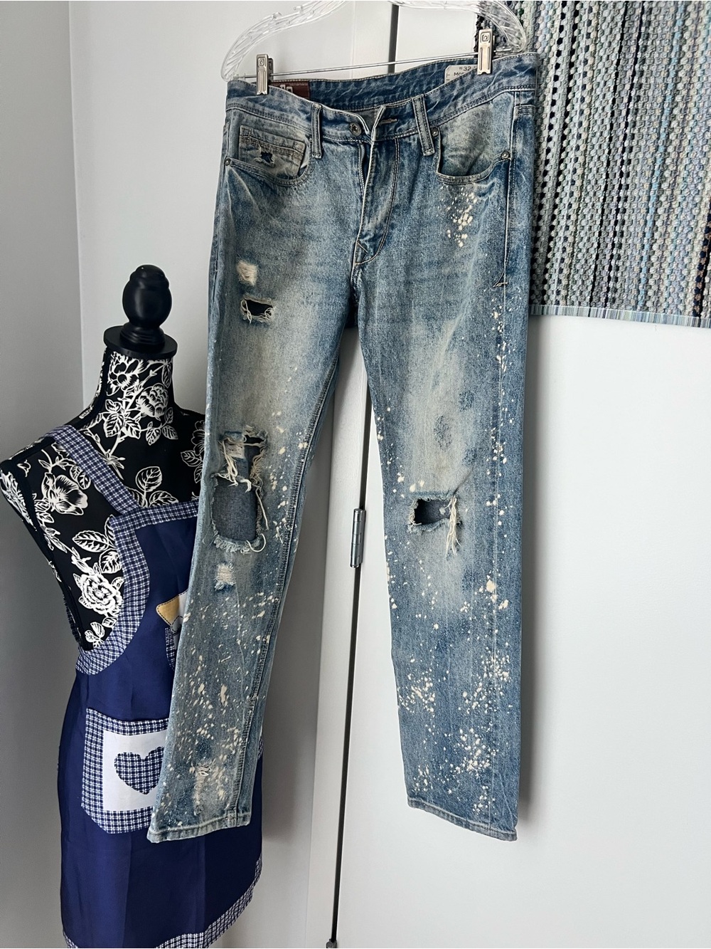 Slim Fit Distressed Blue Men’s Jeans with Paint-Splatter Detail